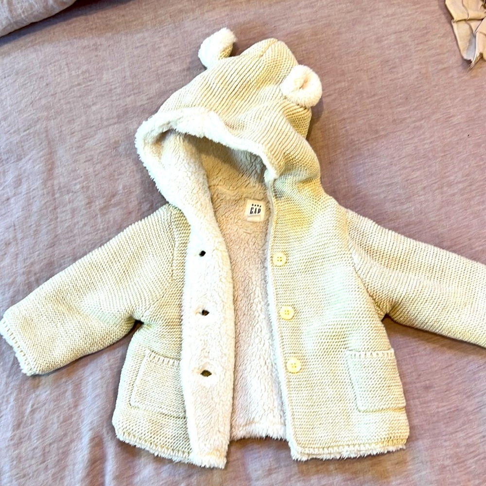 Adorable baby girls furry Gap coat! Sparkly gold design with buttons and pockets